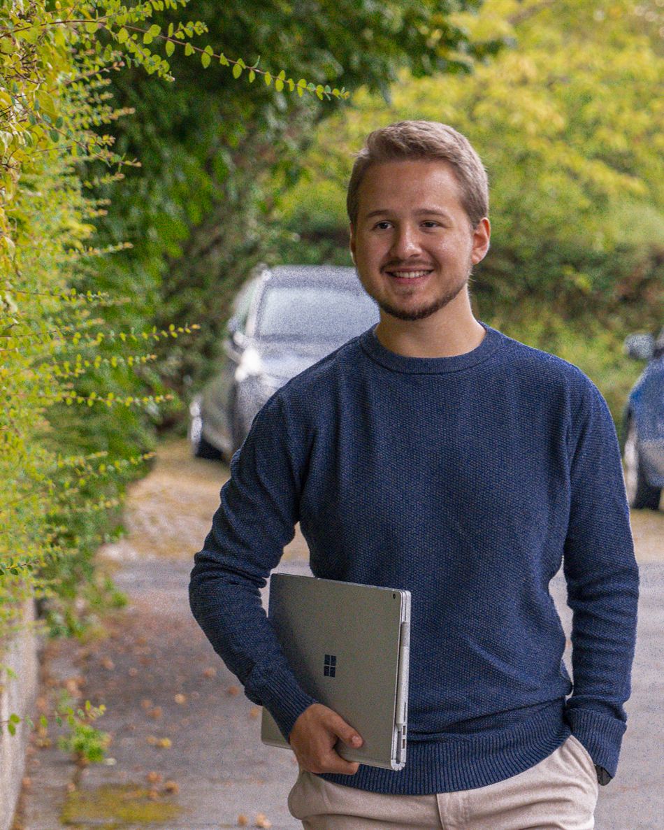 Yannick Reuß unterwegs mit Laptop